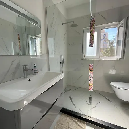 Flora Center One Bedroom App - Enjoy Travel 아파트 티라나