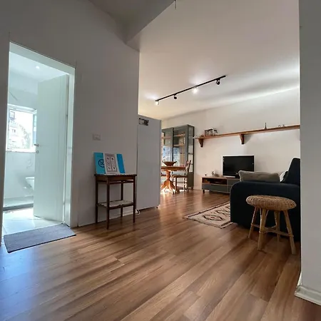 Flora - Modern Rooftop With Balcony Tirana