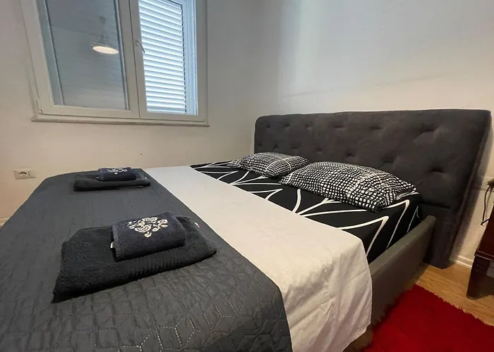 Flora Center One Bedroom App - Enjoy Travel דירה